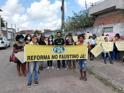 Estudantes Pais E Professores Protestam Para Pedir Conclusão De