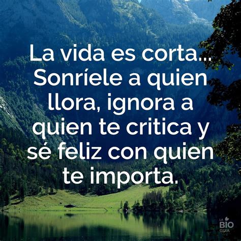 La Vida Es Corta Sonríele A Quien Llora Ignora A Quien Te Critica