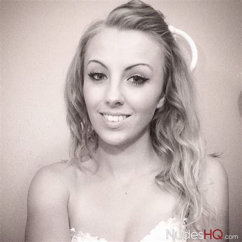 Sexy Hottie Takes Selfpics Porn Pic