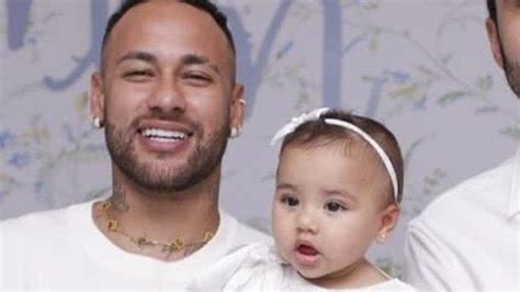 Neymar Jr faz tatuagem em homenagem à filha Mavie