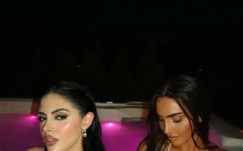 Michela Mucciante En Bikini Rosa Y Negro En Piscina Nocturna Con Amiga ColorMusic