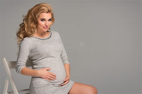 Femme Blonde Glamour Et Aux Courbes Généreuses Photo stock Image du