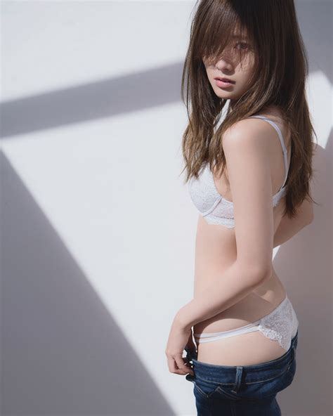 白石麻衣“乃木坂46史上最高のセクシーショット”2nd写真集が予想を大きく上回る反響＜本人コメント到着＞ モデルプレス