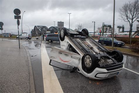 Crash Auf Dem Kleinen Grasbrook Kleinwagen Landet Auf Dem Dach