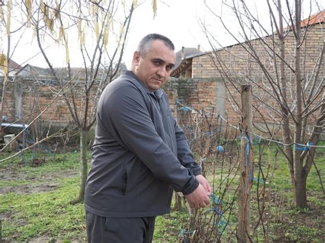 Un Hombre Viticultor Ata Una Vid A Un Alambre Trabajo Agr Cola En El