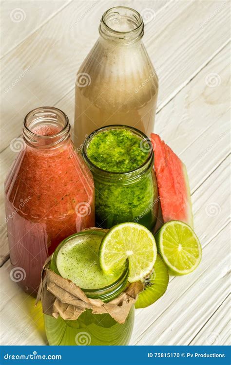 Batidos Verdes E Vermelhos Em Um Frasco Cal Quivi Foto De Stock