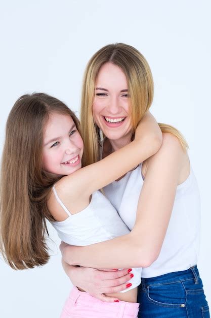 Premium Photo Mom And Daughter Hugging