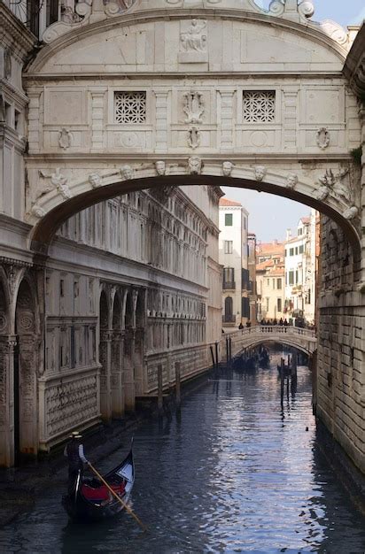 A gôndola navega sob a ponte dos suspiros em veneza itália Foto Premium