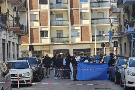 Uomo Ucciso Con Colpi D Arma Da Fuoco Per Strada Fermato Il Cognato