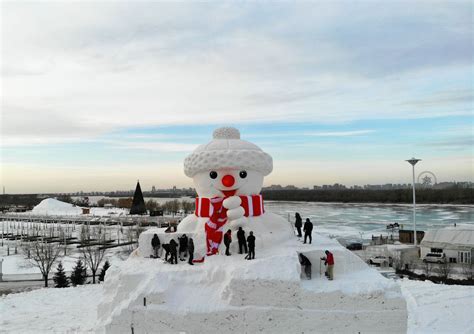 哈尔滨：松花江畔搭起18米高大雪人冰城