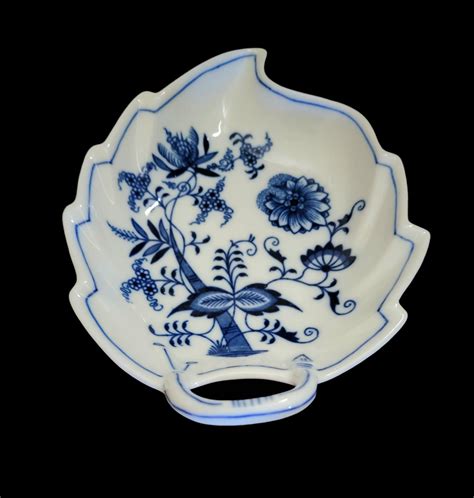 Original Zwiebelmuster Blue Onion Porcelain Leaf Shaped Serving Dish