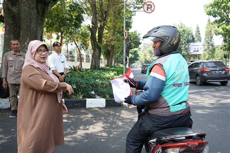 Sekretariat DPRD Jawa Barat Bagikan Bendera Merah Putih