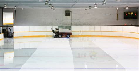 Zamboni flooding ice rink stock image. Image of construction - 81122121