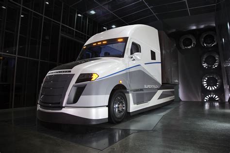 Daimler Unveils Supertruck 12 Mpg Semi Is More Than Twice As Fuel