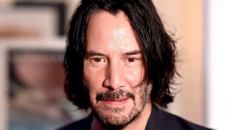 Keanu Reeves Se Detiene A Platicar Con Fans En Aeropuerto Y El Momento Se Vuelve Viral Porque