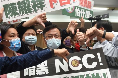 Ncc立院報告大混亂！藍委舉牌要陳耀祥下台 怒轟淪民進黨傀儡