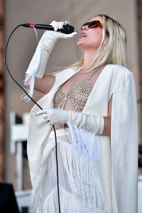 Natalie Bergman Nude Tits While Performing Scandal Planet