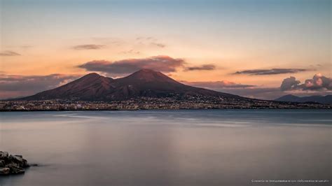 Il Vesuvio Al Tramonto Visto Da Napoli