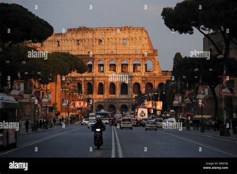 Via Dei Fori Imperiali Y Colosseo Coliseo En El Foro Romano Forum