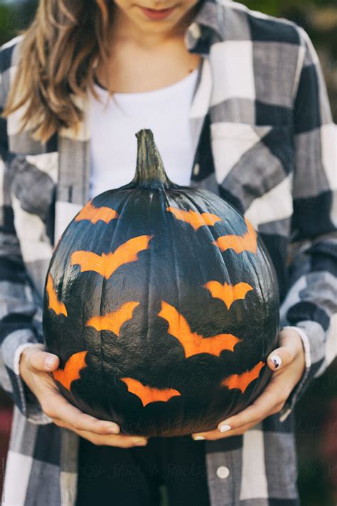 «Painted: Girl Holds Bat Painted Black And Orange Pumpkin» del ...