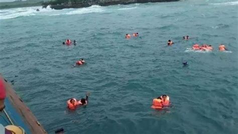 Tim Sar Menyelam Ke Laut Cari Bayi Tahun Korban Tenggelamnya Kapal