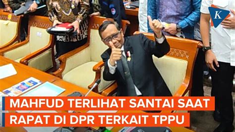 Mahfud MD Penuhi Panggilan DPR Lambaikan Tangan Dan Acungkan Jempol