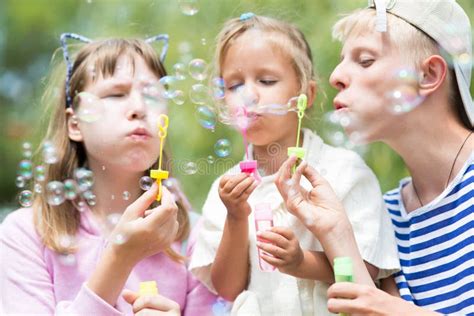 3 849 Bambini Che Soffiano Le Bolle Di Sapone Foto Stock Foto Stock