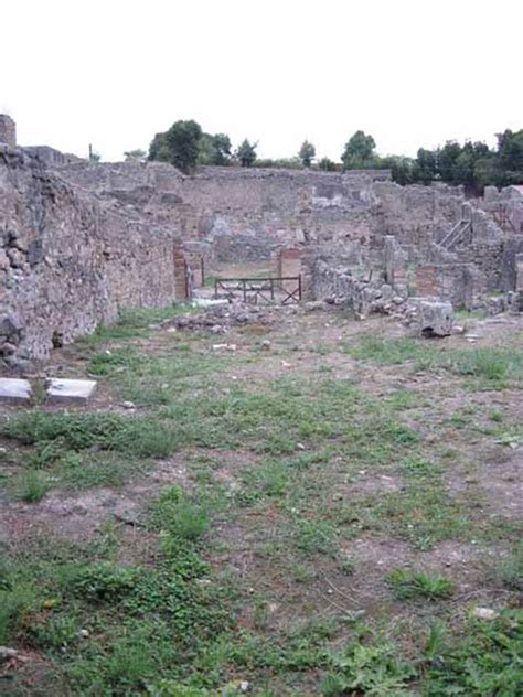 VIII 7 15 Pompeii September 2010 Looking East To Road From Rear