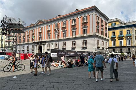 Concerto Radio Italia Live Napoli Ragazzi Accampati In Piazza Del