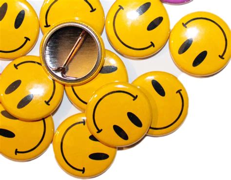 Smile Face Badges,100 PCS Smile Face Button Pins Mini Metal Happy Face ...