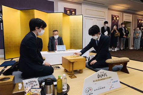 豊島将之叡王（左）と対局場検分に臨む藤井聡太2冠（右）。中央は立会人の中村修九段（日本将棋連盟提供） ― スポニチ Sponichi Annex 芸能