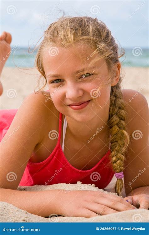 Fille Assez Blonde Sur La Plage Image Stock Image Du Cordon Plage 26266067