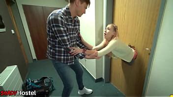 Hostel babe spitroasted en trío antes de esquiar XVIDEOS