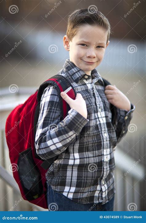 мальчик красивый стоковое изображение. изображение насчитывающей рюкзак ...