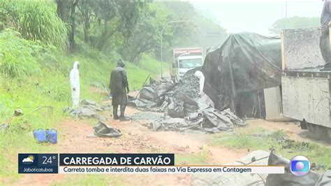 V Deo Carreta Carv O Tomba Na Via Expressa Em Contagem E Deixa