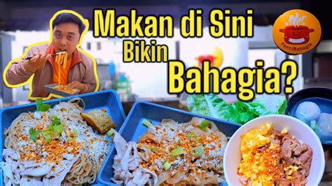 Makan Di Sini Bikin Bahagia Padahal Di Kolong Rel Kereta Panci