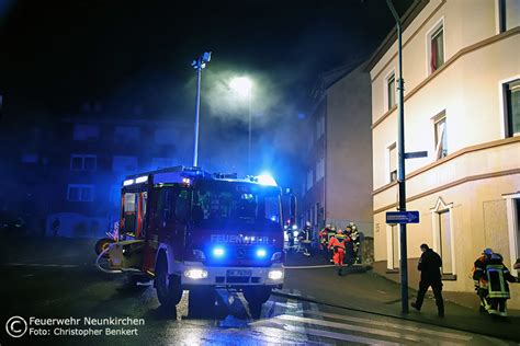 Feuerwehr Rettet 11 Menschen Aus Brennendem Haus Ein Brandopfer