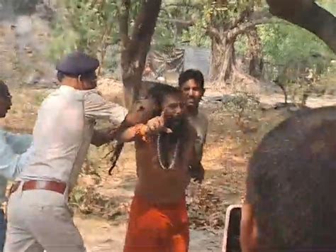 Crazy Monk Beats Young Man With Bamboo Dies सनकी साधु ने बांस से की युवक की पिटाई मौत पुलिस