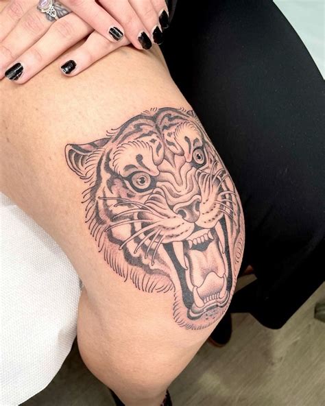 Striking Knee Tattoo Designs To Unleash Your Style