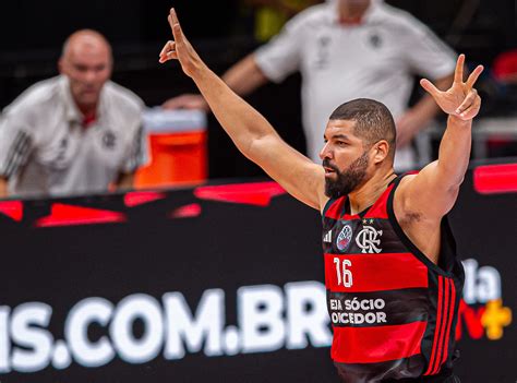 Em noite histórica de Olivinha Flamengo bate o Fortaleza e encaminha