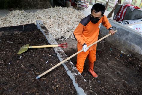 Foto Feature Pengolahan Sampah Organik Menjadi Kompos