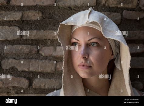 Jeune Femme Médiévale En Tant Que Nonne Banque De Photographies Et D