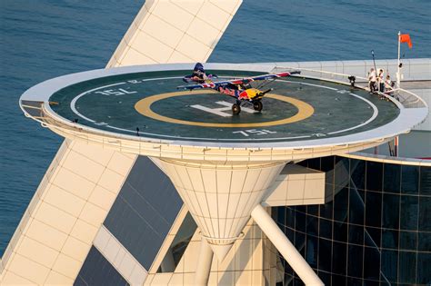 Watch a Pilot Land His Aircraft on the Burj Al Arab Jumeirah Helipad ...