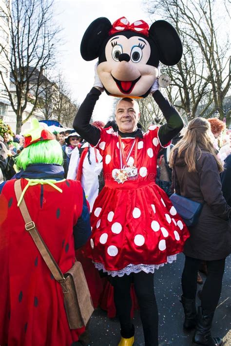 Man Looking Out Minnie Mouse Costume Editorial Image Image Of Mardi