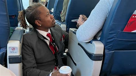 Flight Attendant Goes Viral For Helping A Nervous Passenger Abc News