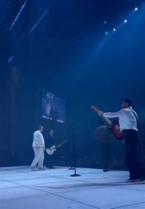 Ordering from donatoes reveals a surprising new crust option today 6