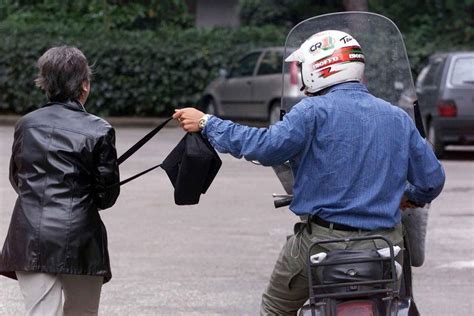 Rapina Oggi Bologna Aggredisce Una Donna E Le Strappa La Borsa