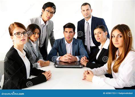 Grupo De Empresários Que Têm A Reunião Imagem De Stock Imagem De Computador Trinta 45981723