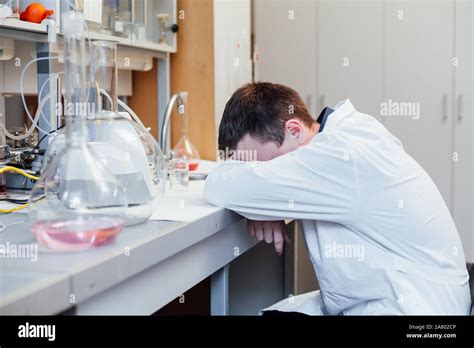 Científico Macho Duerme En El Laboratorio De Química Médica Fotografía