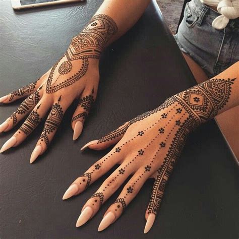 Épinglé par Ayako Ohki sur Henna Modèles tatouages au henné Tatouage